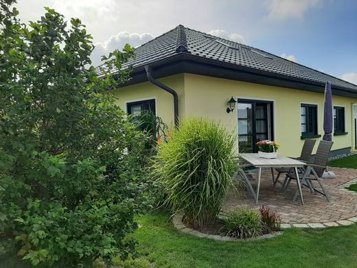 Das Ferienhaus vom Garten aus
