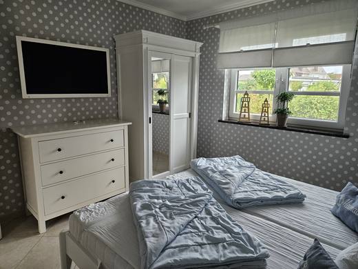 Schlafzimmer mit Fernseher
