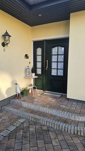 Der Eingang mit grüner Haustür