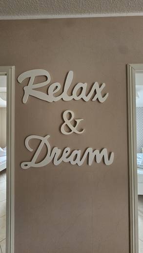 Relax-and-Dream-Schriftzug im Flur
