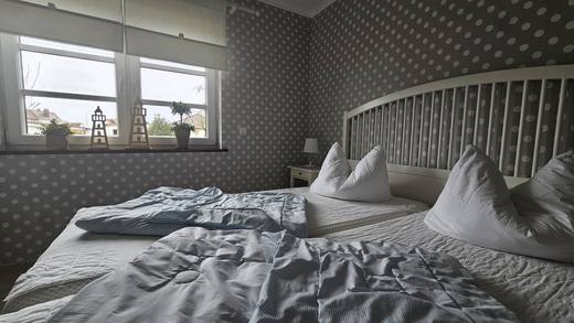 Schlafzimmer mit Doppelbett