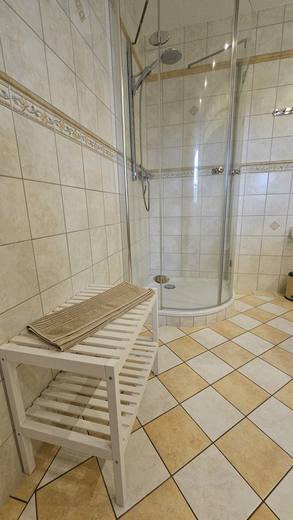 Große geflieste Dusche