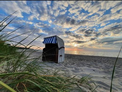 Strandkorb im Abendlicht