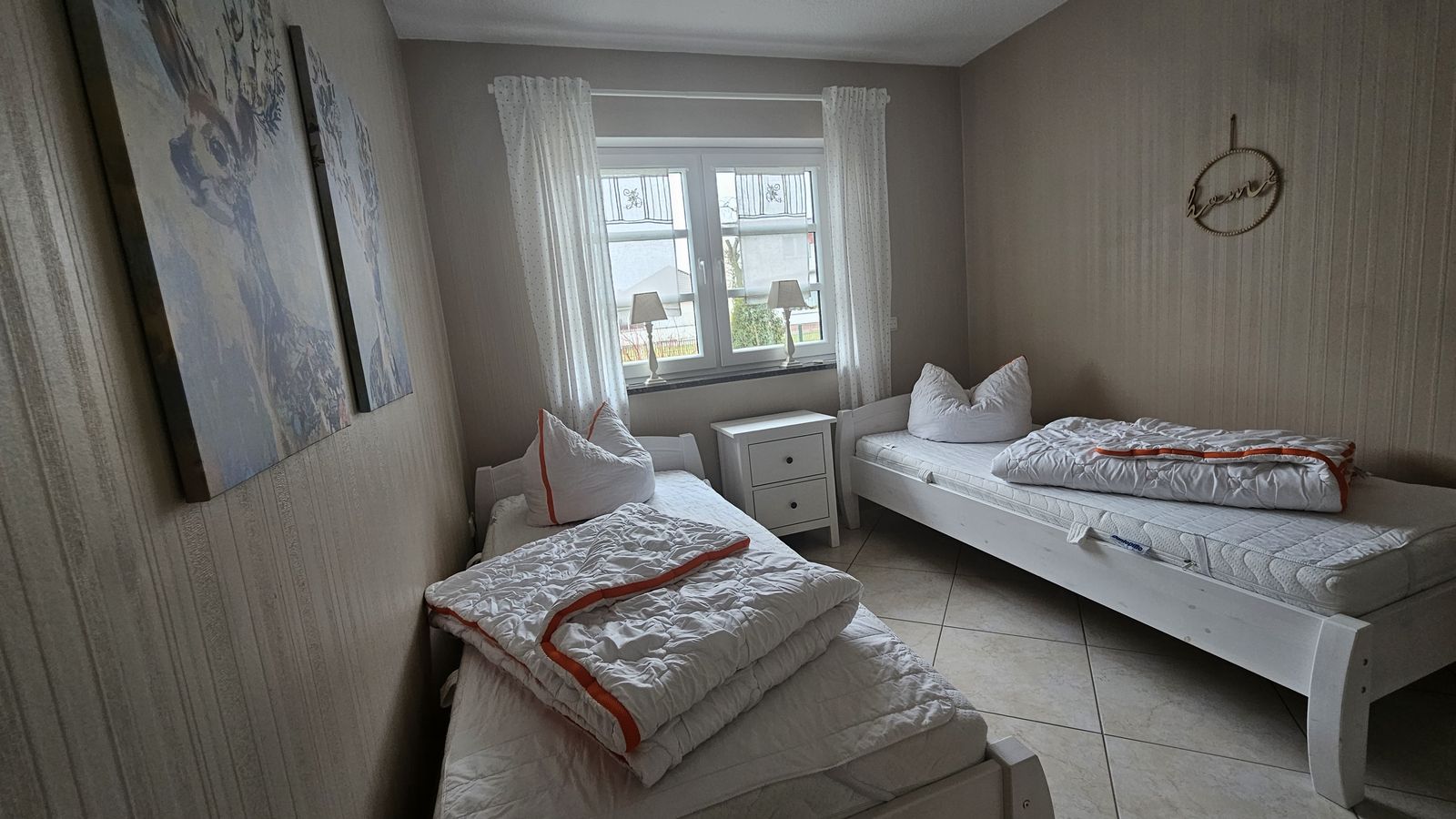 Zweites Schlafzimmer mit zwei Einzelbetten